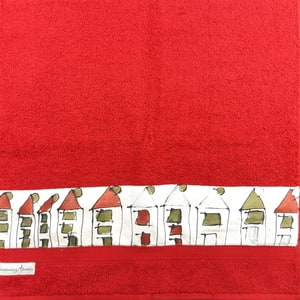 rotes Handtuch bunte Häusern