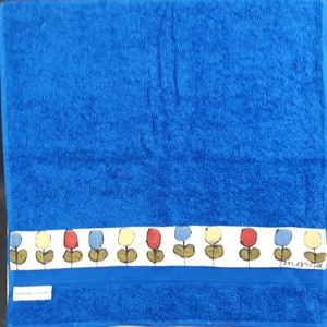 königsblau  Handtuch mit Blumenwiese