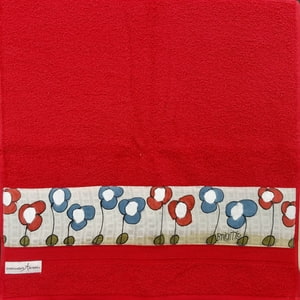 rot Handtuch mit Blumenwiese