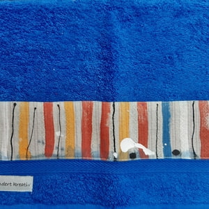 königsblau Handtuch mit geometrischen Farbenspiel