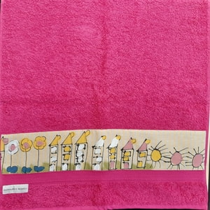 pink Handtuch mit Häusern